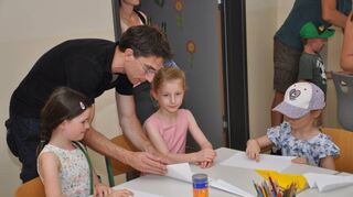Die Kindergartenkinder eröffneten das erste Familienfest am Kindercampus in Grünsfeld mit fröhlichen Liedern (Bild oben). Zahlreiche Stationen luden die Besucher, egal ob Groß oder Klein, zum Mitmachen ein.