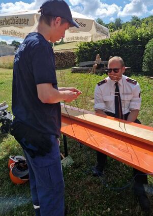Die Jugendfeuerwehren des Main-Tauber-Kreises maßen ihre Kräfte in einem Gaudiwettkampf mit Leinenbeutelwurf oder Schlauchkegeln.