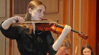 Sophia Endres als Soloviolinistin brillierte bei der Fantasie für Violine und Orchester von Nigel Hess aus dem Film „Lavender“.