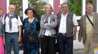 Die ehemaligen Abiturientinnen und Abiturienten des Dietrich-Bonhoeffer-Gymnasiums beim Jubiläumstreffen.