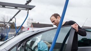 Für saubere Scheiben: Die Seitenscheibe einen Spalt herunterfahren und mit handelsüblichem Glasreiniger wischen.