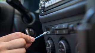 Auch Haushaltsgegenstände lassen sich als nützliche Werkzeuge gegen Staub und Schmutz verwenden.