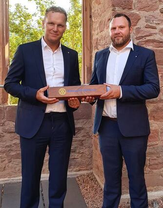 Amtsübergabe beim Rotary Club: Jonathan Klüpfel (rechts) übergibt den Staffelstab an Philipp Zippe.