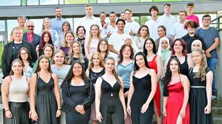 Abschlussfeier am Beruflichen Schulzentrum Wertheim: Das linke Bild zeigt die Berufsfachschülerinnen und -schüler, die rechte Aufnahme die Absolventinnen und Absolventen des Beruflichen Gymnasiums.