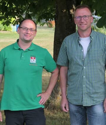Martin Rösler und Lars Kaller (rechts) sind als Revierförster für den Privatwald in Sonderriet zuständig.