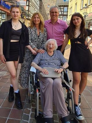 Liesel Geck (Mitte) gemeinsam mit ihrer Familie.