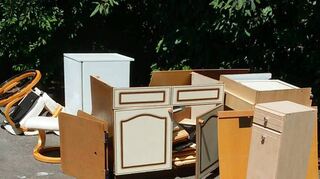 Ärger in Reicholzheim (Bild links): Eine fast komplette Küche wurde am Altmetall-Container einfach abgestellt. Ärger in Bettingen: Illegale Entsorgung nahe der Brücke Richtung Lindelbach.