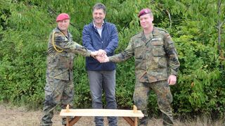 Ein Geschenk zum Abschied: Major Knehr (rechts) und Oberstabsfeldwebel Vogel überreichten Bürgermeister Volker Rohm eine selbstgebaute „Renterbank“.