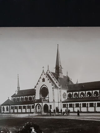 Die neugotische, aber 1964 abgerissene alte Trauerhalle.