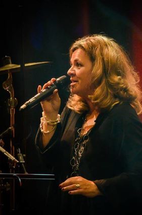 „Still got the Blues“: Linda Schmelzer singt am Samstag, 9. Juli um 19 Uhr auf der Spitalbühne des Fränkischen Spitalmuseums Aub.