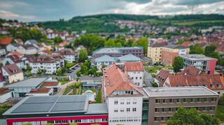 Das Bischöfliche Internat Maria Hilf hat im Laufe der Zeit mehrere bauliche Veränderungen erlebt. Der Flügel rechts vorne ist der neue Erweiterungsbau.