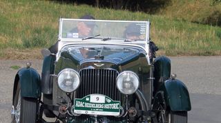 Ein Austin Martin Mark II, Baujahr 1935 (links), zählte ebenso zu den teilnehmenden Raritäten wie der Bentley 4,5 L Le Mans, Baujahr 1930 (rechts).