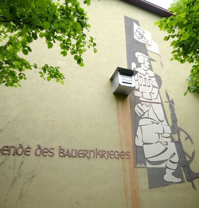 Das bislang noch vorhandene Sgraffito von Hub Meyer zur Erinnerung an die Bauernkriegsschlacht in Königshofen 1525.