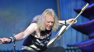 Ein Poser vor dem Herrn: Gitarrist Janick Gers glänzt mit flinken Fingern und exaltierter Saitenartistik beim Konzert von „Iron Maiden“ am Samstag auf dem Canstatter Wasen vor 45 000 Metal-Fans. Die Band bot einen zweistündigen Trip durch nahezu alle Bandepochen.