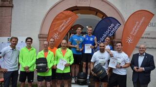 Links: Siegerehrung beim Halbmarathon-Staffelwettbewerb. Mitte: Die Jüngsten sind flott unterwegs. Rechts: Die schnellste Frau über die 21,1-Kilometer-Distanz: Ursula Schürle.