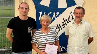 Ehrennadel verliehen: Das Bild zeigt Karlheinz Riehle (rechts), Annemarie Schenk und Felix Abel.