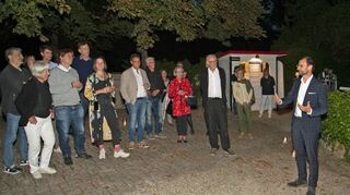 Für Bürgermeister Wolfram Bernhard(rechts) ist es das erste „Adelsheim leuchtet“ seit Amtsantritt 2019. Umso mehr freute er sich auf die Eröffnung von „Zwischen den Zeiten“.