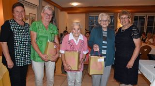 Langjährige Mitglieder wurden bei der 70-Jahr-Jubiläumsfeier des Landfrauenvereins Finsterlohr im Gasthaus „Rappen“ in Schonach geehrt. Im Bild links die drei Mitglieder mit der längsten Zugehörigkeit – Inge Horn, Erna Gottschalk und Elsbeth Scheuenstuhl – zusammen mit der Stellvertretenden Vorsitzenden Brigitte Krax (links) und der Vorsitzenden Rosi Glück (rechts). Im Bild rechts Mitglieder, die seit über 40 Jahren Mitglied sind.