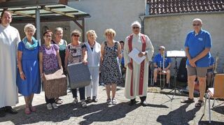 Ein großes Team gestaltete den Jubiläumsgottesdienst „25 Jahre ökumenisches Theobaldsfest“. Unser Bild zeigt (von links) Pastoralreferent Jens Jörgensmann, Inge Maske, Ingrid Neumann, Andrea Ulshöfer, Beatrice Rupp, Tina Fritsch, Brigitte Ulshöfer, Pfarrer Peter Keßler und Dirigent Rolf Müller, dahinter der Posaunenchor Elpersheim.