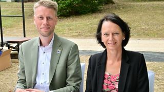 Regierungspräsidentin Susanne Bay trug sich im Beisein von Oberbürgermeister Markus Herrera Torrez in das Goldene Buch der Stadt Wertheim ein.