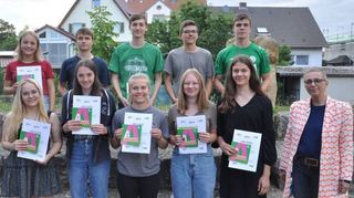 Nach der Podiumsdiskussion nutzten die Besucher die Gelegenheit, die ausgestellten Schülerarbeiten in Augenschein zu nehmen (oben). Die Preisträger mit der Juryvorsitzenden Christine Jouaux (rechts im Bild unten links). Gesprächsrunde im Forum des MGG mit (von links im Bild unten rechts): Christian Holl, Sebastian Klawiter, Mia Dietz und Selina Rosenberger.