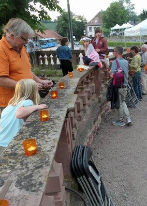 Beim Lichterfest in Bronnbach halfen die Besucherinnen und Besucher beim Entzünden der Kerzen mit und genossen die musikalische Unterhaltung.