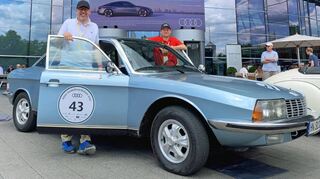 Gutes Team: Nico Siebeck von Audi Tradition (rechts) und FN-Chefredakteur Fabian Greulich mit dem NSU Ro 80.