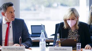 Nina Warken mit dem Co-Vorsitzenden der Wahlrechtskommission, Dr. Johannes Fechner (SPD).