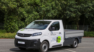 mid Groß-Gerau - Als Basis für den Pritschenaufbau dient der Opel Vivaro-e als Plattformfahrgestell mit einer Sitzreihe und einem Radstand von 3,27 Meter.