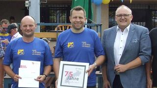 Gratulation zum 75-jährigen Bestehen des VfR Uissigheim: (von links) Fußballkreis-Vorsitzender Jürgen Umminger, Uissigheims Ortsvorsteher Klaus Kuß, Andreas Walz, Vorsitzender Sport beim VfR Uissigheim, Marco Alter, Vorsitzender Wirtschaftsbetrieb beim VfR, Külsheims Bürgermeister Thomas Schreglmann und Sportkreisjugendreferent Michael Geidl.