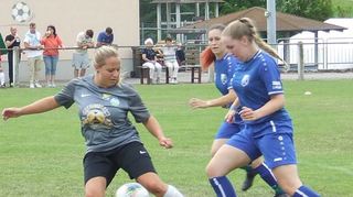 Eine Spielszene aus der Partie der Fußballerinnen der SG Külsheim/Uissigheim (in Grau) gegen die SG Hardheim/Pülfringen.