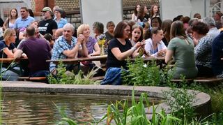 Beim Dorfweiherfest des TuS Großrinderfeld waren alle auf den Beinen und zeigten so Solidarität mit dem größten Verein im Ort. Gemütlich war es am Rathausplatz und dem Dorfweiher.