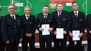 Die geehrten und beförderten Feuerwehrmänner.