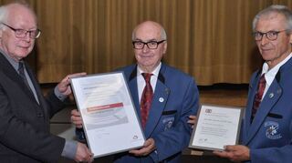 Ehrenurkunde zum 100. Geburtstag überreicht: (von links) Wolfgang Runge, Walter Kraft, Hans Rackl.