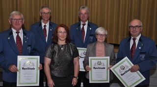Vom Sängerbund Geehrte: (von links): Bernhard Kuhn, Hans Rackl, Chorleiterin Andrea Müller-Köhler, Willi Rüttling sowie Christa und Walter Kraft.