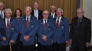 Auch der Gesangverein Liedertafel nahm Ehrungen vor: (von links) Hubert Heffele, Anton Sommer, Chorleiterin Andrea Müller-Köhler, Berthold Söllner, Bürgermeister Joachim Markert, Walter Kraft, Hans Rackl, Bernhard Kuhn, Wolfgang Runge.
