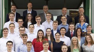 Der Abiturjahrgang 2022 des Technischen Gymnasiums Tauberbischofsheim freut sich gemeinsam mit seinen Lehren über den bestandenen Abschluss.