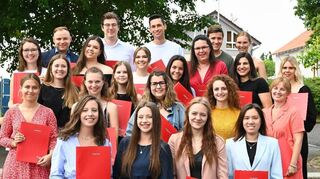 Die Lob- und Preisträger der Abschlussklassen an der Kaufmännischen Schule in Tauberbischofsheim. Alle 79 Schüler und -innen haben ihre Prüfung bestanden.