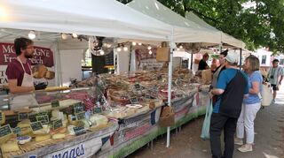 Leckere Lebensmittel aus Frankreich werden bis Sonntag beim „Französischen Markt“ auf dem Wertheimer Mainplatz angeboten. Dieser öffnete am Mittwochvormittag seine Pforten.