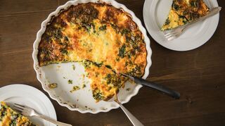Spinatquiche kommt bei der fettreichen Keto-Diät auf den Tisch.