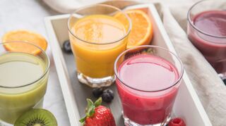Obst- und Gemüsesäfte sollen beim Entgiften unterstützen.
