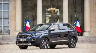 mid Groß-Gerau - Das jüngste Modell in der Geschichte der Präsidentschaftsfahrzeuge ist der Peugeot 5008 - in ihm fuhr Frankreichs amtierender Präsident Emmanuel Macron am 14. Juli 2017 zu seiner Zeremonie vor.