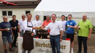 Bieranstich: Bürgermeister Jürgen Galm und Christian Wunderlich mit Gemeinderäten und Vereinsvertretern.