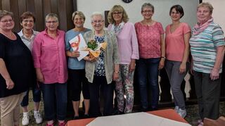 Die geehrten Frauen der KFD Hainstadt mit den Offiziellen.