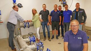 Wassermeister Jürgen Röckert (vorne), Bürgermeister Dr. Lukas Braun und WVMT-Verbandsvorsitzende Anette Schmidt mit weiteren Projektbeteiligten beim Öffnen der Schieber im neu eröffneten Pumpwerk Königshofen.