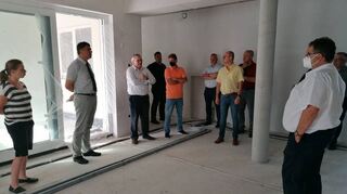 Die Mitglieder der verbandsversammlung des im Krankenhausverbands Walldürn/Hardheim besichtigten die Baustelle am Geriatriezentrum in Walldürn. Die Fertigstellung ist im April 2023 geplant.