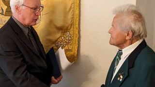 Besondere Ehrung: Wolfgang Runge (links) ehrt Josef Hofmann.