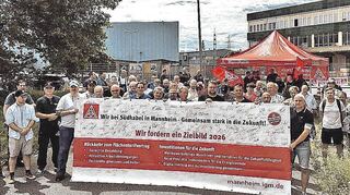 Beschäftigte von Südkabel beim Warnstreik vor dem Firmengebäude.