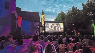 Ein Sommerabend, der seinem Namen alle Ehre machte, und ein Film, für den sich viele interessierten: Die Premiere des Benefiz-Open-Air -Kinos des Rotary-Clubs ist gelungen.