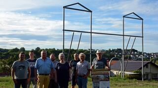 Das Organisationsteam des Gewerbevereins: Gunter Hofmann (blaues Hemd), Ursula Häfner, Erwin Knörzer-Ehrenfried (kardiertes Hemd) und Bernhard Schieß (rechts) zusammen mit den Vereinsvertretern Patrick Oldenburg (Förderverein St. Martin), Keven Pisch (Ranzengarde), Rico Genzwürker (Elferrat) und Marc Schneider (Original Borkemer Kirnausträndler).